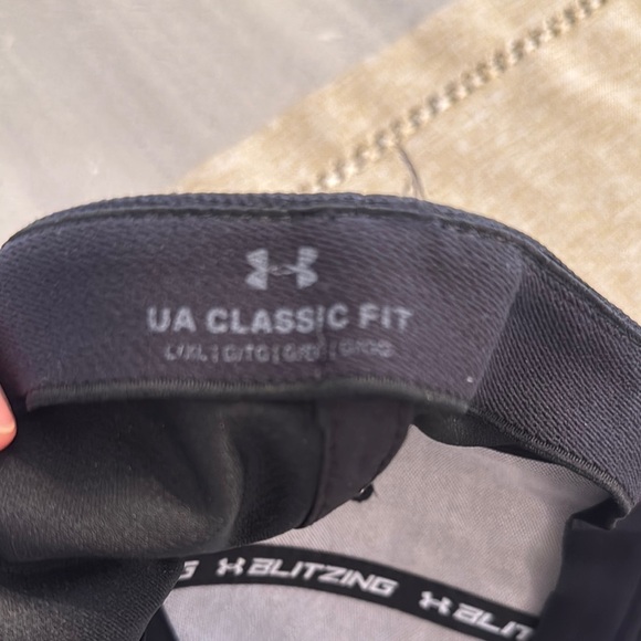 Under Armour Black Athletic Hat Sleek Design - Picture 3 of 5